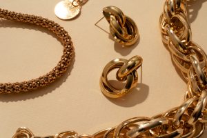 Vendere oro online vs. in negozio: pro e contro